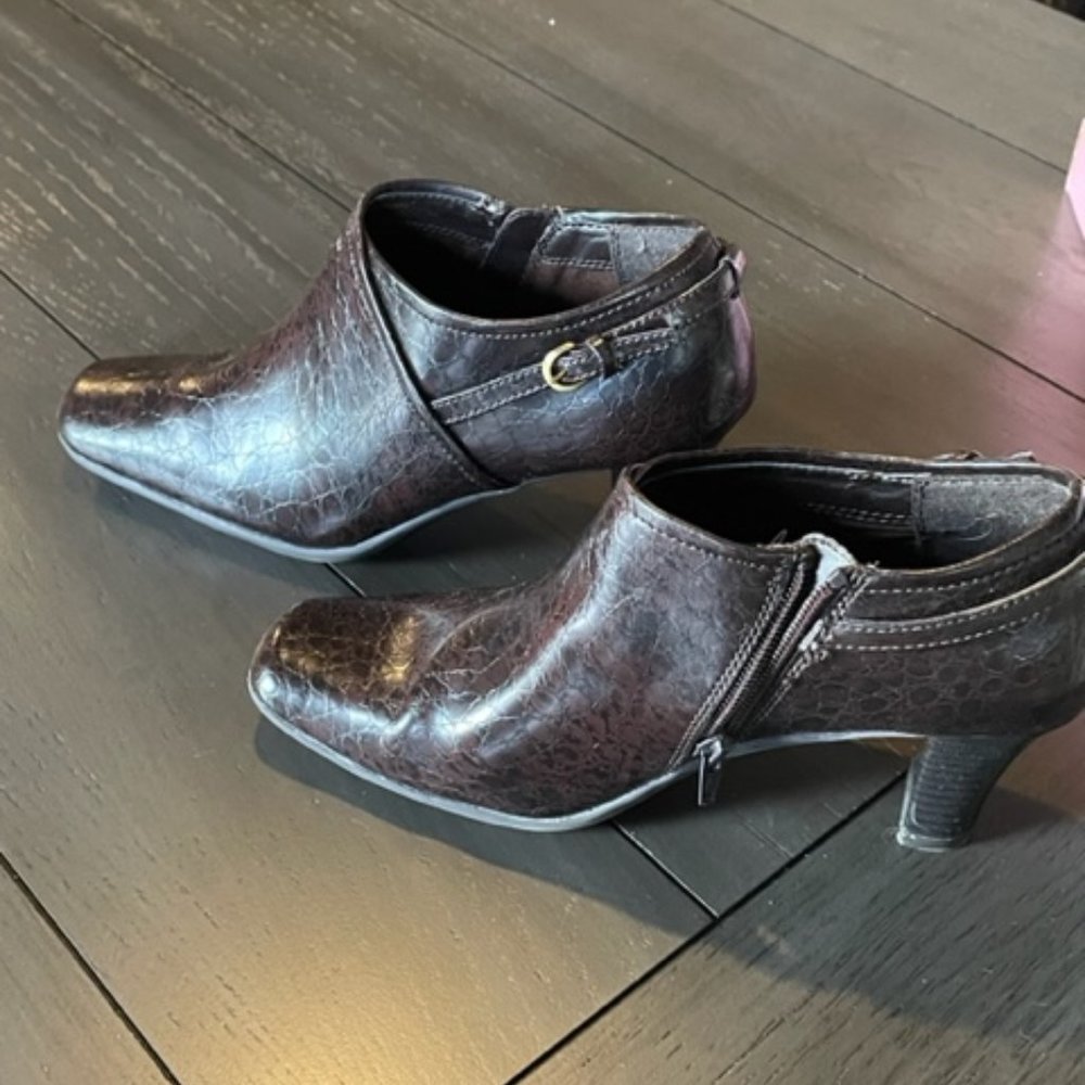 Aerosoles brown leather size 7 heeled bootie